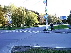 Начало улицы. Справа — дублёр Ленинградского шоссе (в область), слева — Парк Дружбы.