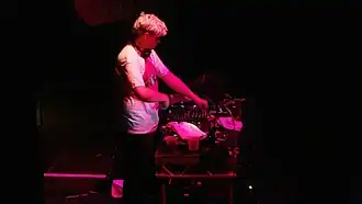 Флакс на выступлении в «Roseland Ballroom» (Манхэттен) в мае 2012 года