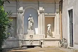 Фонтан на стене со статуями