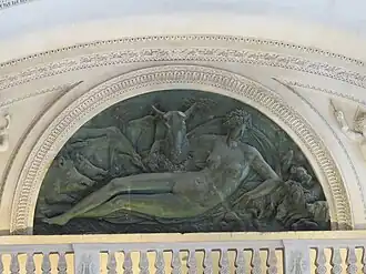 Гипсовый слепок «Нимфы Фонтенбло» в люнете Зала кариатид Лувра, установленный после перенесения оригинала в 1857 году на Лестницу Моллиен в Лувре