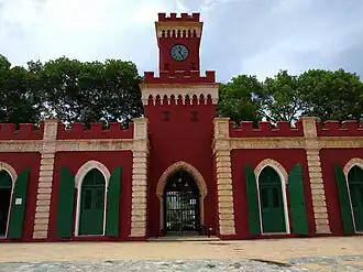 Здание с часами, построенное вместо каменной башни