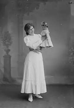 Анна Алтлейс с куклой, 1906