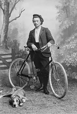 Юноша с велосипедом и собакой, 1902