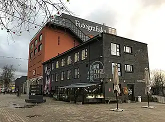 Здание Fotografiska Tallinn и заведения «Kivi Paber Käärid»