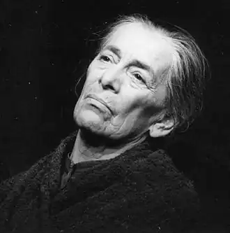 Хелена Вайгель в пьесе Брехта «Мать» (нем. Die Mutter, 1967) по мотивам одноимённого романа А. М. Горького.