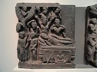 Слева: Махакашьяпа встречает адживиков и рассказывает им паринирване Будды