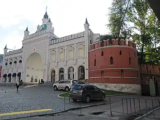 Декоративные зубцы на Третьяковских воротах и на мерлонах Птичьей полубашни Китай-города