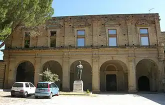 Памятник Габриэле Д’Аннунцио перед Обителью Микетти