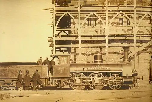 Паровоз у здания Тереспольского вокзала (серии Зп). 1866 г.