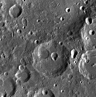 Кратер Фрост в центре, в верхней части снимка часть кратера Ландау. Снимок зонда Lunar Reconnaissance Orbiter.