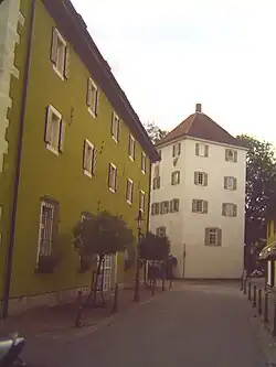 Плодоовощехранилище и тюремная башня на заднем плане.