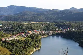 Вид на Фужине, приходскую церковь и озеро Баер с вершины Прерадовича