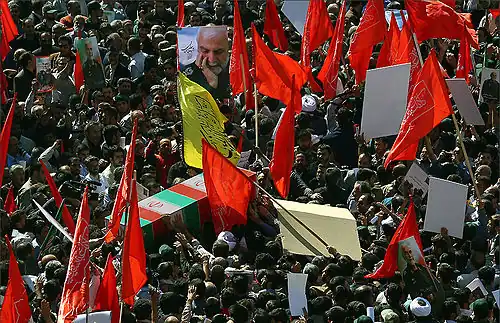 Гроб с телом Хамадани плывет на руках толпы по площади Тегерана, 11 октября 2015 года.