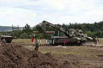 Китайская команда на инженерном танке GCZ-112.