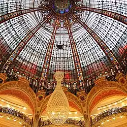 Арт-нуво купол Галери Лафайет (1912) обеспечивает естественное освещение уровней во внутреннем дворе