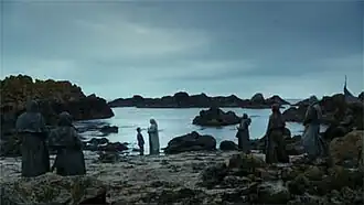 Теон проходит крещение во имя Утонувшего Бога.