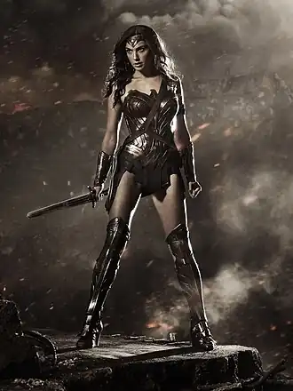 Рекламное изображение Галь Гадот в ролиДианы Принс / Чудо-женщины в фильме«Бэтмен против Супермена: На заре справедливости» (2016)