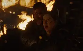 Эурон Грейджой держит свою племянницу Яру в заложниках.