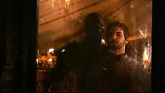 Теневое существо убивает Ренли прежде чем исчезнуть.