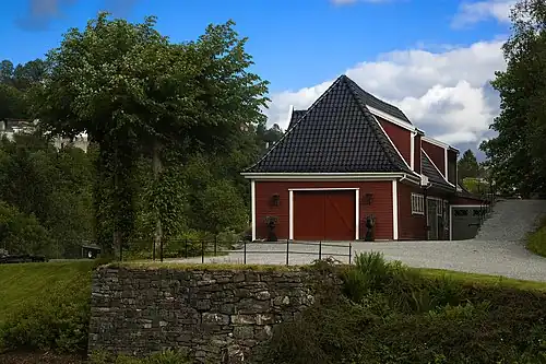 Здание конюшен