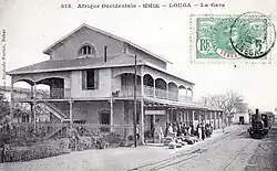 Вокзал в Луга́ на открытке, франкированной почтовой маркой Сенегала времён Французской Западной Африки (1908)