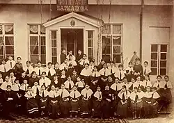 Преподаватели и ученицы армянской женской средней школы Гаяне[арм.] в Эривани