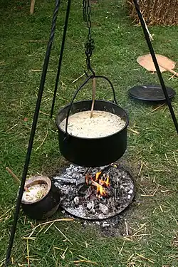 Приготовление супа в котле на костровой треноге