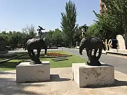 Статуя слонов