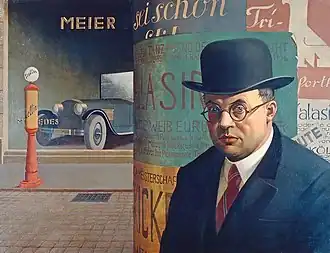 Автопортрет на фоне рекламной тумбы