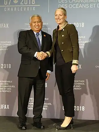 Джеральд Закьос (слева) с министром правительства Канады Кэтрин Маккена в 2018 году в Галифаксе (Новая Шотландия).