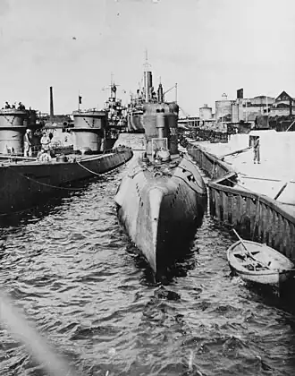 U-806, U-155 (в центре) и U-3008 в Вильгельмсхафене, июнь 1945 года