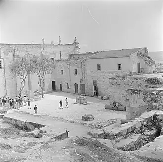 Двор церкви в 1948 году.