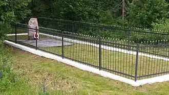 Памятник на месте расстрела евреевиз Бобра