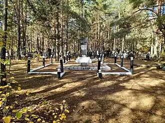 Символический памятник убитым евреям - узникам Осиповичского гетто и плита на месте перезахоронения 76 евреев из гетто в Лапичах на еврейском кладбище Осиповичей