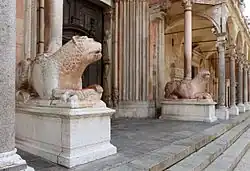 Стилофоры у Кремонского собора