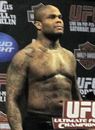 Ивел на взвешивании UFC 115 в 2010 году