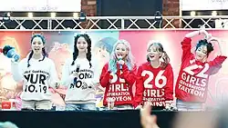 Girls’ Generation на фансайне в рамках промоушена Holiday Night, август 2017 года. Слева направо: Юри, Юна, Хёён, Санни и Тхэён