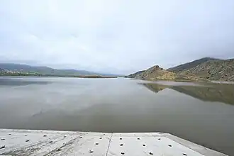 Вид на водохранилище Гыз-Галасы со стороны плотины в мае 2024 года