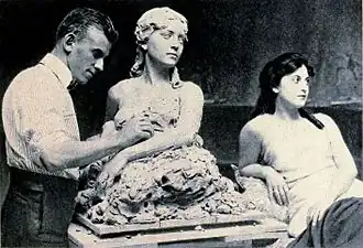 Скульптор Глеб Дерюжинский за работой с актрисой Вирджинией Браун Фэйр, 1920 год