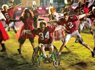 Исполнение «Thriller / Heads Will Roll» во время матча