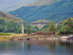 Виадук расположен у северной оконечности озера Лох-Шил