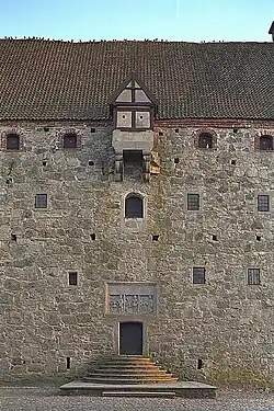 Главный фасад и вход в замок