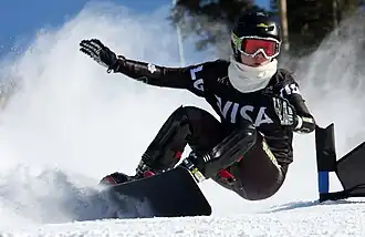 Спортсменка проходит слалом-поворот