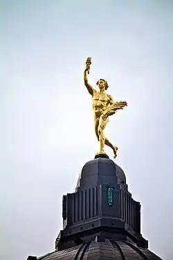 Статуя Гермеса (по другой версии — «Вечная молодость и дух предпринимательства»; в народе — «Золотой мальчик», англ. Golden Boy) на крыше здания законодательного собрания канадской провинции Манитоба, город Виннипег