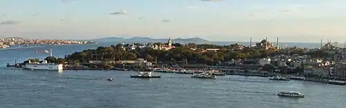 Вход в Золотой Рог и мыс Серальо (в самом конце исторического полуострова, в крайнем левом углу), как видно из Галатской башни, 2006.