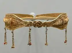 Золотая диадема. Греческий, вероятно, сделанный в Александрии, Египте, и принадлежащий дворянке династии Птолемеев (220—100 гг. до н. э.): застёжка имеет форму узла Геракла