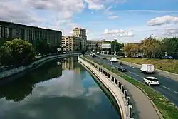 Головинская (справа) и Лефортовская (слева) набережные Яузы. Вид c Лефортовского моста вверх по течению