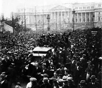 Толпы людей возле здания Национального конгресса Аргентины