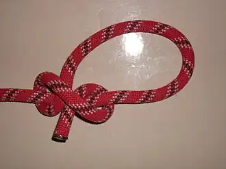 1. Завязать выбленочный узел ходовым концом троса на коренном.