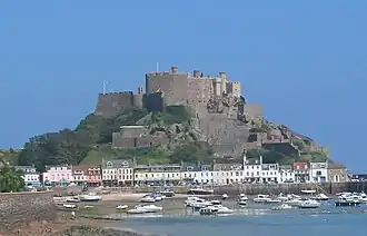 Вид на замок Монт-Оргёй с юга.